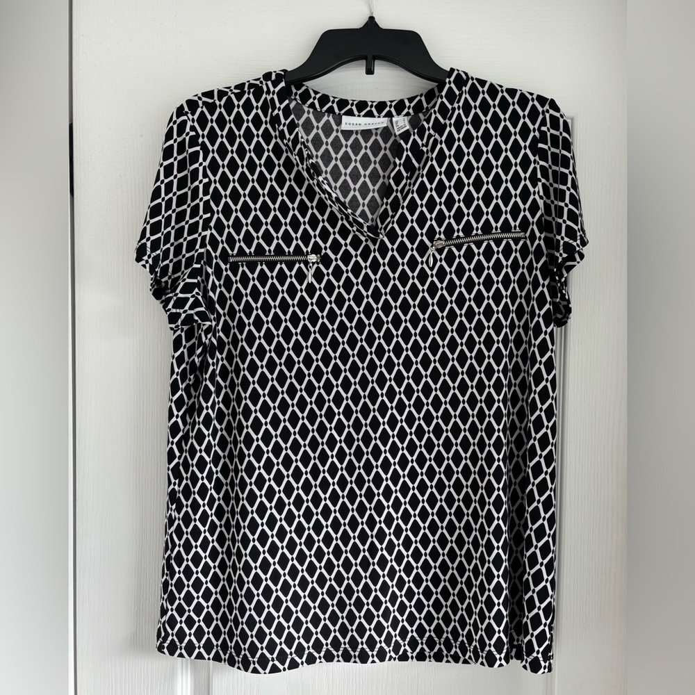 Susan Graver Liquid Knit Black and White Geometric V-Neck Short Sleeve Blouse